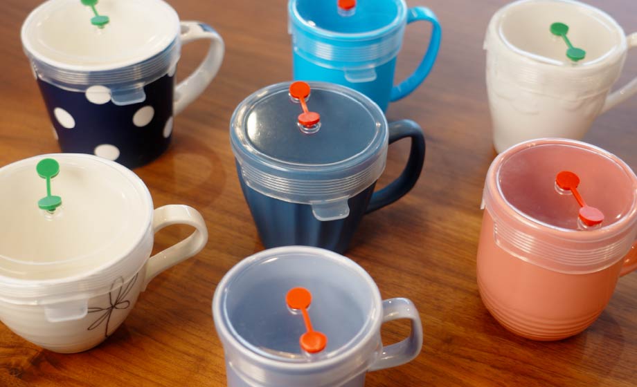 取⼿に沿うよう切り⽋き形状がついており、端が浮くことなくぴったりフィット。取⼿の左右は利き⼿を問わず、どちらでも使⽤可能！