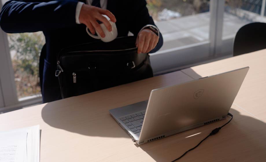 ストローも挿せて、⼿前の⽳からは直接飲むこともできる