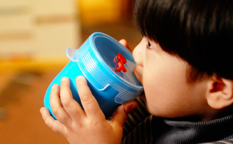 ２つの⽳はストロー・直飲みの際や、電⼦レンジ使⽤時には蒸気の抜け⽳に使⽤