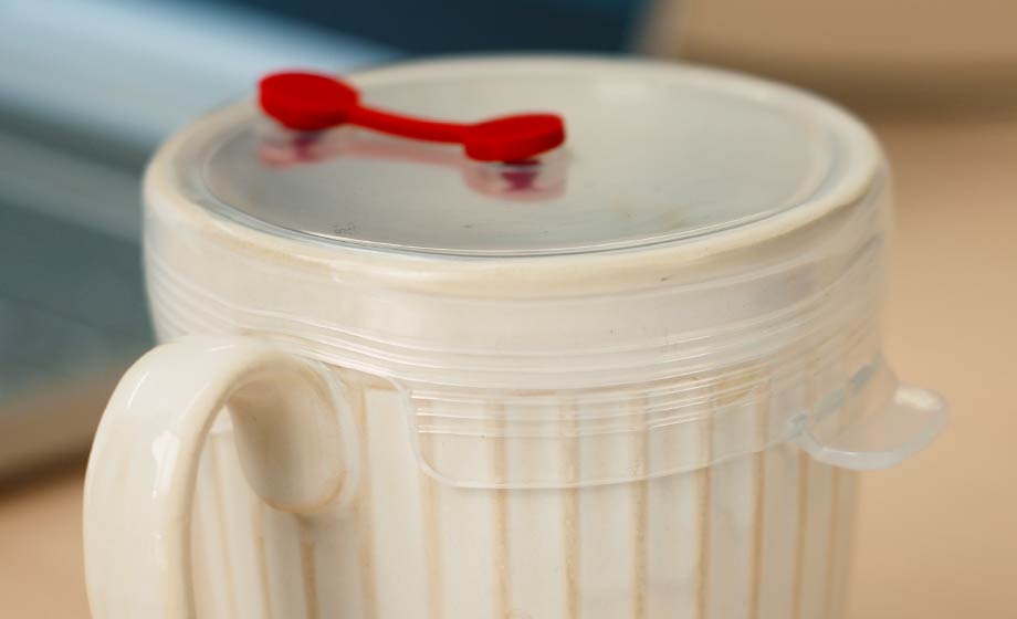 被せやすく取りやすいツマミ付きで、取⼿部分は切り⽋きがありピッタリフィット